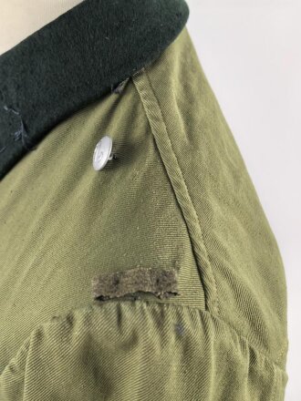 Waffen SS, Feldbluse für einen Offizier. Getragenes Eigentumstück in gutem Gesamtzustand, Sitz des Armadlers und Ärmelbandes deutlich sichtbar.