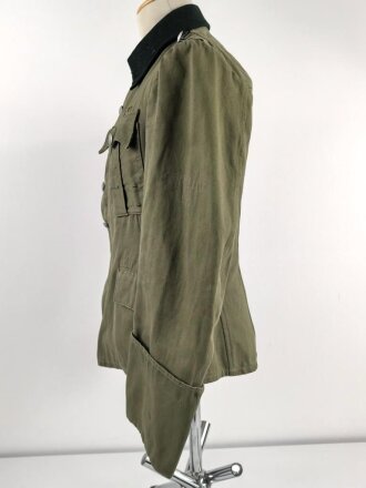 Waffen SS, Feldbluse für einen Offizier. Getragenes Eigentumstück in gutem Gesamtzustand, Sitz des Armadlers und Ärmelbandes deutlich sichtbar.