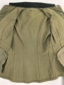 Waffen SS, Feldbluse für einen Offizier. Getragenes Eigentumstück in gutem Gesamtzustand, Sitz des Armadlers und Ärmelbandes deutlich sichtbar.
