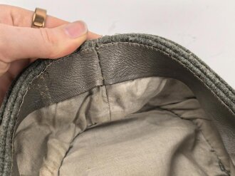 Heer, Feldmütze Modell 1943 für Offiziere. Französische Fertigung, das Trapez original vernäht mit kleinem Mottenschaden. Kopfgrösse 57, ungetragenes Stück
