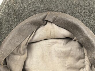 Heer, Feldmütze Modell 1943 für Offiziere. Französische Fertigung, das Trapez original vernäht mit kleinem Mottenschaden. Kopfgrösse 57, ungetragenes Stück