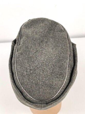 Heer, Feldmütze Modell 1943 für Offiziere. Französische Fertigung, das Trapez original vernäht mit kleinem Mottenschaden. Kopfgrösse 57, ungetragenes Stück