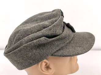 Heer, Feldmütze Modell 1943 für Offiziere. Französische Fertigung, das Trapez original vernäht mit kleinem Mottenschaden. Kopfgrösse 57, ungetragenes Stück