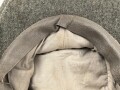 Heer, Feldmütze Modell 1943 für Offiziere. Französische Fertigung, das Trapez original vernäht mit kleinem Mottenschaden. Kopfgrösse 57, ungetragenes Stück