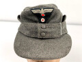 Heer, Feldmütze Modell 1943 für Offiziere. Französische Fertigung, das Trapez original vernäht mit kleinem Mottenschaden. Kopfgrösse 57, ungetragenes Stück