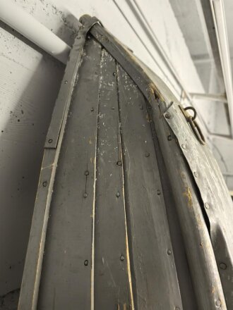 "Ackja" Schlitten Wehrmacht, so unter anderem von der Gebirgstruppe benutzt. Länge etwa 250cm, Guter Zustand, selten. KEIN VERSAND