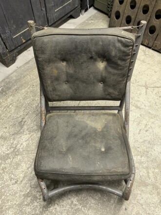 Sitz für ein Fahrzeug der Wehrmacht. Alte Reparatur am Rahmen, Originallack.