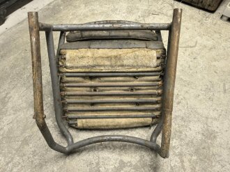 Sitz für ein Fahrzeug der Wehrmacht. Alte Reparatur am Rahmen, Originallack.