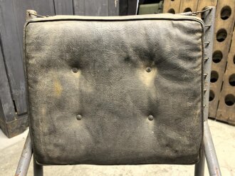 Sitz für ein Fahrzeug der Wehrmacht. Alte Reparatur am Rahmen, Originallack.