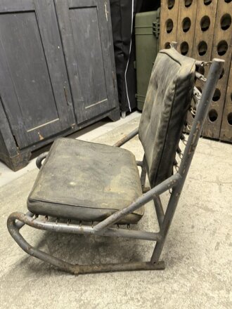 Sitz für ein Fahrzeug der Wehrmacht. Alte Reparatur am Rahmen, Originallack.