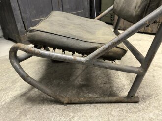 Sitz für ein Fahrzeug der Wehrmacht. Alte Reparatur am Rahmen, Originallack.
