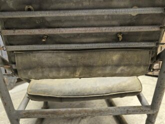 Sitz für ein Fahrzeug der Wehrmacht. Alte Reparatur am Rahmen, Originallack.