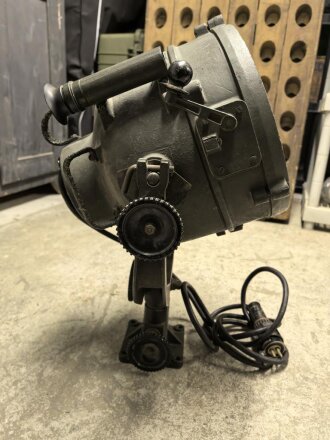 Kriegsmarine, 25cm Marine Einheits Scheinwerfer EsW 25 C 30, Hersteller bem. Originallack, Funktion nicht geprüft