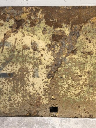 Panzerplatte für ein Fahrzeug der Wehrmacht. Originallack, Maße 55 x 100cm. Wiegt unverpackt 21kg