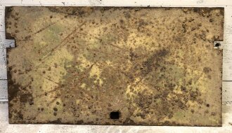 Panzerplatte für ein Fahrzeug der Wehrmacht. Originallack, Maße 55 x 100cm. Wiegt unverpackt 21kg