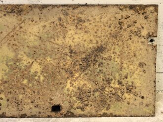 Panzerplatte für ein Fahrzeug der Wehrmacht. Originallack, Maße 55 x 100cm. Wiegt unverpackt 21kg