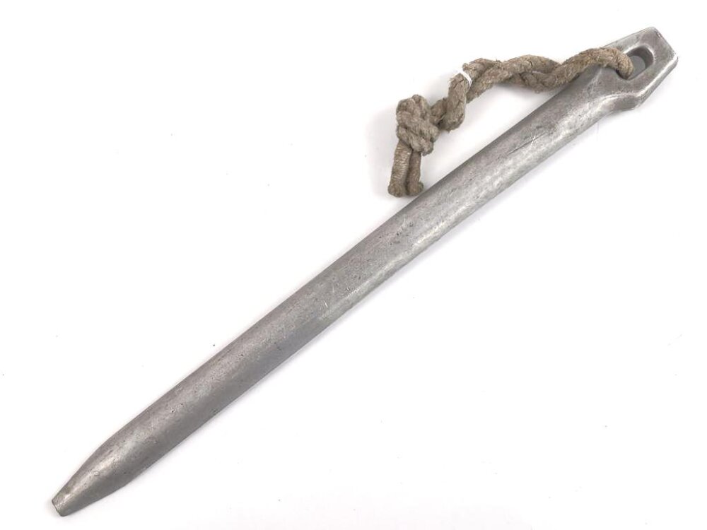 Zelthäring aus Leichtmetall. Wehrmacht, datiert 1936, verbogenes Stüc ...