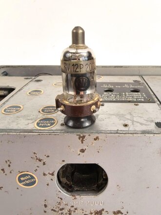 Funksprechgerät f ( Fusprech f. ) datiert 1944. Bordfunkgerät in Panzerspähwagen. Originallack,mit zugehörigem Gehäusedeckel,  ungereinigtes Stück, Funktion nicht geprüft