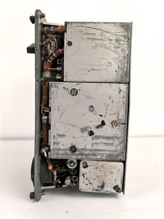 Funksprechgerät f ( Fusprech f. ) datiert 1944. Bordfunkgerät in Panzerspähwagen. Originallack,mit zugehörigem Gehäusedeckel,  ungereinigtes Stück, Funktion nicht geprüft