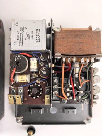 Wechselrichtersatz p " WS( SE)  p datiert 1944, verwendet für Funksprechgeräte a, d und f. Ungereinigtes Stück, Funktion nicht geprüft