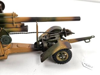 8,8cm Flak aufgeprotzt. Blechspielzeug der Firma Lineol . In sehr gutem Zustand, sogar der Putzstock ist vorhanden. In dieser Qualität schwer zu finden