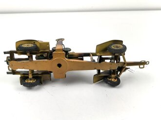 8,8cm Flak aufgeprotzt. Blechspielzeug der Firma Lineol . In sehr gutem Zustand, sogar der Putzstock ist vorhanden. In dieser Qualität schwer zu finden