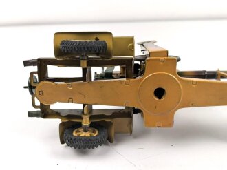 8,8cm Flak aufgeprotzt. Blechspielzeug der Firma Lineol . In sehr gutem Zustand, sogar der Putzstock ist vorhanden. In dieser Qualität schwer zu finden
