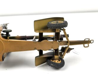 8,8cm Flak aufgeprotzt. Blechspielzeug der Firma Lineol . In sehr gutem Zustand, sogar der Putzstock ist vorhanden. In dieser Qualität schwer zu finden