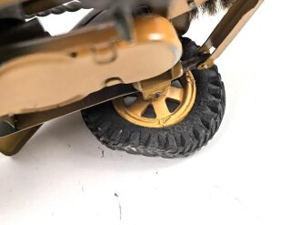 8,8cm Flak aufgeprotzt. Blechspielzeug der Firma Lineol . In sehr gutem Zustand, sogar der Putzstock ist vorhanden. In dieser Qualität schwer zu finden