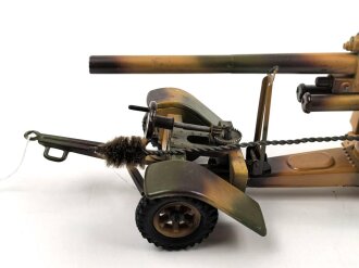 8,8cm Flak aufgeprotzt. Blechspielzeug der Firma Lineol . In sehr gutem Zustand, sogar der Putzstock ist vorhanden. In dieser Qualität schwer zu finden