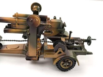 8,8cm Flak aufgeprotzt. Blechspielzeug der Firma Lineol . In sehr gutem Zustand, sogar der Putzstock ist vorhanden. In dieser Qualität schwer zu finden