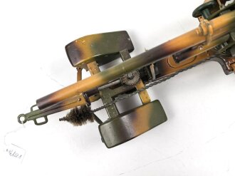 8,8cm Flak aufgeprotzt. Blechspielzeug der Firma Lineol . In sehr gutem Zustand, sogar der Putzstock ist vorhanden. In dieser Qualität schwer zu finden