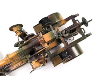 8,8cm Flak aufgeprotzt. Blechspielzeug der Firma Lineol . In sehr gutem Zustand, sogar der Putzstock ist vorhanden. In dieser Qualität schwer zu finden