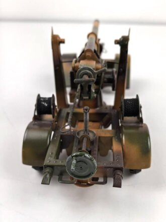 8,8cm Flak aufgeprotzt. Blechspielzeug der Firma Lineol . In sehr gutem Zustand, sogar der Putzstock ist vorhanden. In dieser Qualität schwer zu finden