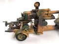 8,8cm Flak aufgeprotzt. Blechspielzeug der Firma Lineol . In sehr gutem Zustand, sogar der Putzstock ist vorhanden. In dieser Qualität schwer zu finden