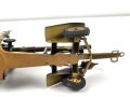 8,8cm Flak aufgeprotzt. Blechspielzeug der Firma Lineol . In sehr gutem Zustand, sogar der Putzstock ist vorhanden. In dieser Qualität schwer zu finden