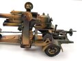 8,8cm Flak aufgeprotzt. Blechspielzeug der Firma Lineol . In sehr gutem Zustand, sogar der Putzstock ist vorhanden. In dieser Qualität schwer zu finden