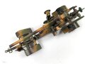 8,8cm Flak aufgeprotzt. Blechspielzeug der Firma Lineol . In sehr gutem Zustand, sogar der Putzstock ist vorhanden. In dieser Qualität schwer zu finden