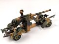 8,8cm Flak aufgeprotzt. Blechspielzeug der Firma Lineol . In sehr gutem Zustand, sogar der Putzstock ist vorhanden. In dieser Qualität schwer zu finden