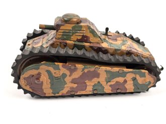 Panzer in Tarnfarbe. Blechspielzeug vermutlich der Firma Tippco. Uhrwerk läuft, die Gummiketten zum Teil geklebt. Ohne Schlüssel