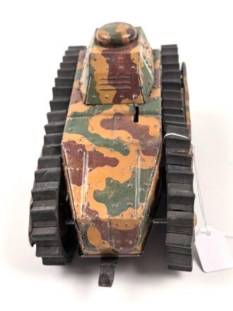 Panzer in Tarnfarbe. Blechspielzeug vermutlich der Firma Tippco. Uhrwerk läuft, die Gummiketten zum Teil geklebt. Ohne Schlüssel