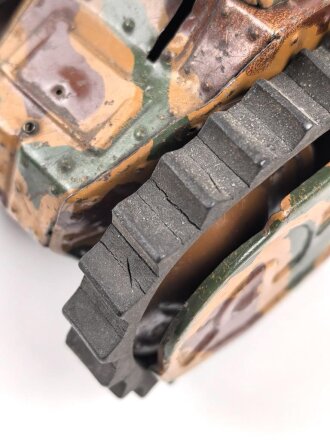 Panzer in Tarnfarbe. Blechspielzeug vermutlich der Firma Tippco. Uhrwerk läuft, die Gummiketten zum Teil geklebt. Ohne Schlüssel
