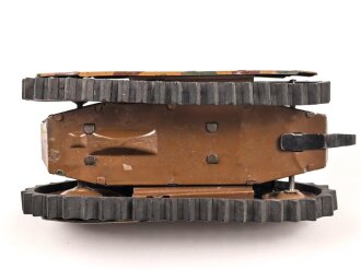 Panzer in Tarnfarbe. Blechspielzeug vermutlich der Firma Tippco. Uhrwerk läuft, die Gummiketten zum Teil geklebt. Ohne Schlüssel