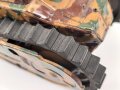 Panzer in Tarnfarbe. Blechspielzeug vermutlich der Firma Tippco. Uhrwerk läuft, die Gummiketten zum Teil geklebt. Ohne Schlüssel