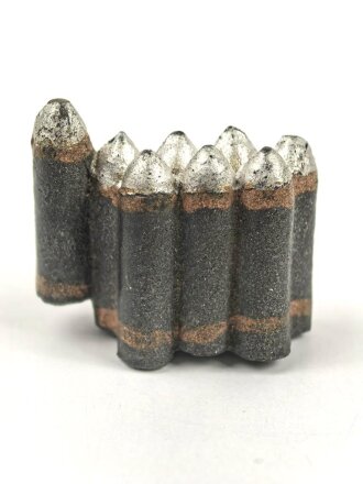 Stapel Granaten, Massefigur ohne Bezeichnung, Breite 4cm