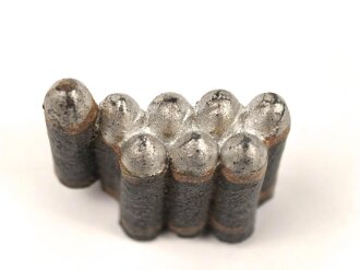 Stapel Granaten, Massefigur ohne Bezeichnung, Breite 4cm