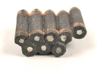 Stapel Granaten, Massefigur ohne Bezeichnung, Breite 4cm