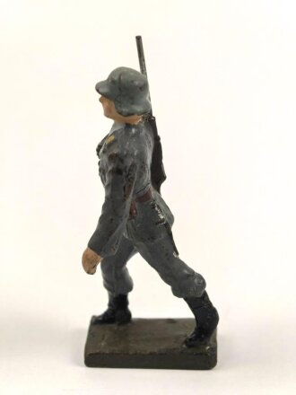 Angehöriger der Luftwaffe marschierend, Massefigur...