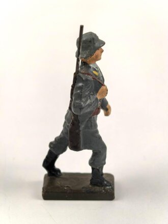 Angehöriger der Luftwaffe marschierend, Massefigur der Firma Lineol. Guter Zustand
