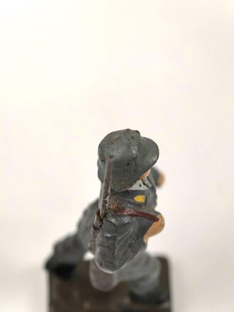 Angehöriger der Luftwaffe marschierend, Massefigur der Firma Lineol. Guter Zustand